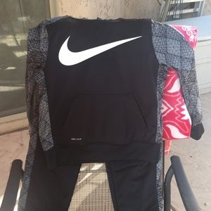 Nike boy Nike hoodie and pants.